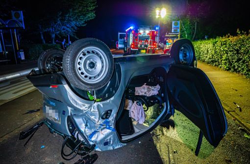 Unfall in Stuttgart: 20-Jähriger kracht mit Mietwagen gegen Ampelmast - Vimarsana News