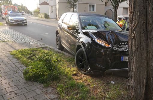 Unfall in Stuttgart: SUV prallt gegen Baum – Kinder im Auto - Vimarsana News