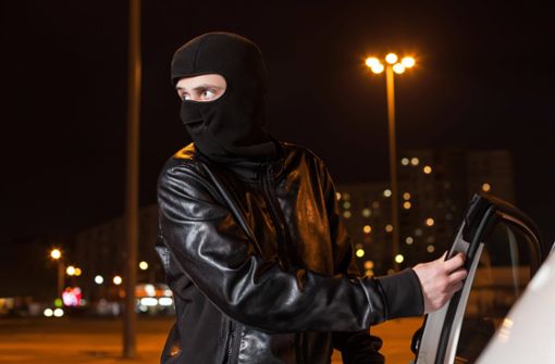 Stuttgart-Mitte: Unbekannte stehlen Wertgegenstände aus Auto - Vimarsana News