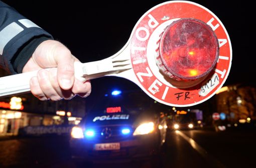 Reutlingen: Mann flieht vor Polizei und überschlägt sich mit Auto - Vimarsana News