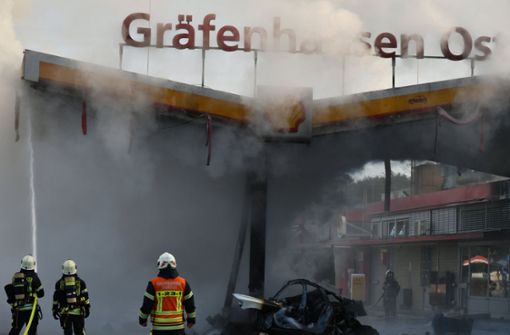 Nach Großbrand auf A5: Autofahrer raste mit 150 Stundenkilometer in Tankstelle - Vimarsana News