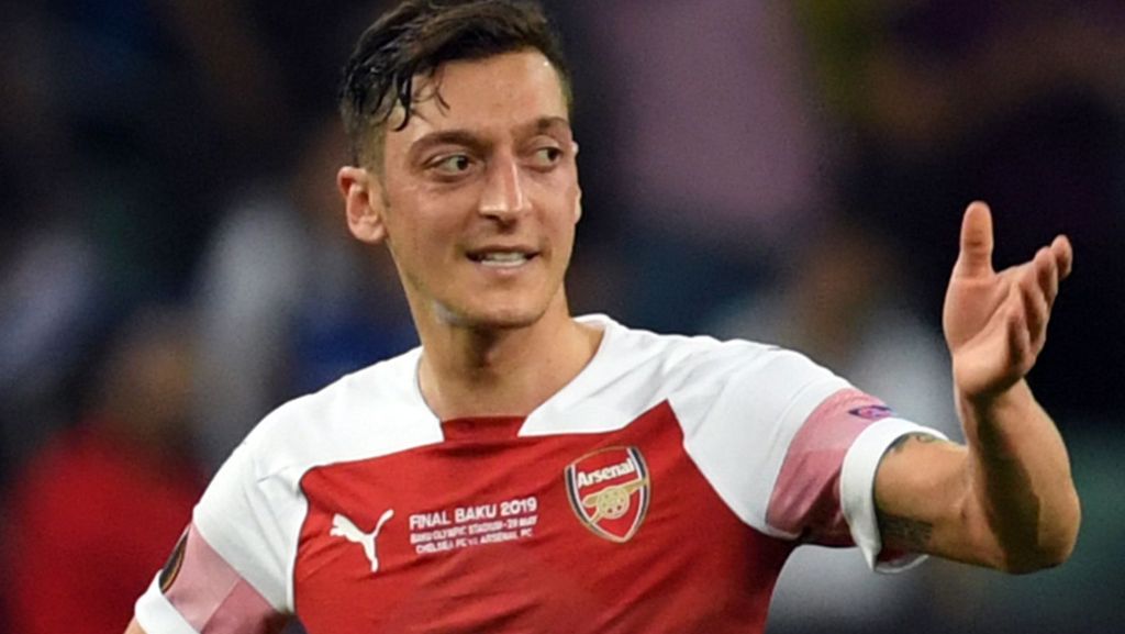  Britischen Medien zufolge hat es einen Raubüberfall auf Fußballstar Mesut Özil und seinen Teamkollegen Sead Kolasinac gegeben haben. Ein Video zeigt angeblich, wie die Angreifer in die Flucht geschlagen werden. 