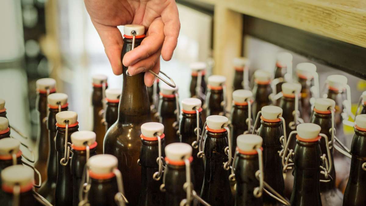  Keine Hocketsen, kein Volksfest: Der Pro-Kopf-Bierkonsum in Deutschland ist im Corona-Jahr 2020 auf einem Rekordtief gelandet. Das bekommen auch aufstrebende kleine Brauereien in der Region Stuttgart deutlich zu spüren. 