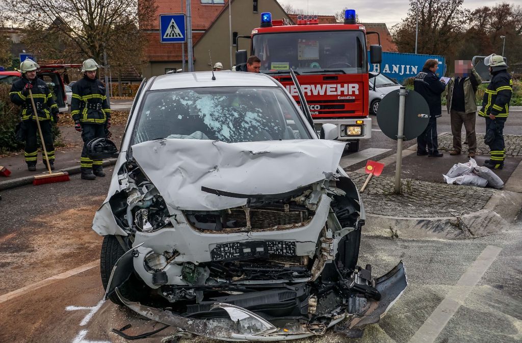 Die Fahrerin des Opel kam gegen 10.30 Uhr aus Richtung Bartenbach und fuhr aus bislang ungeklärten Gründen zu schnell in den Kreisverkehr auf der Hauptstraße ein.