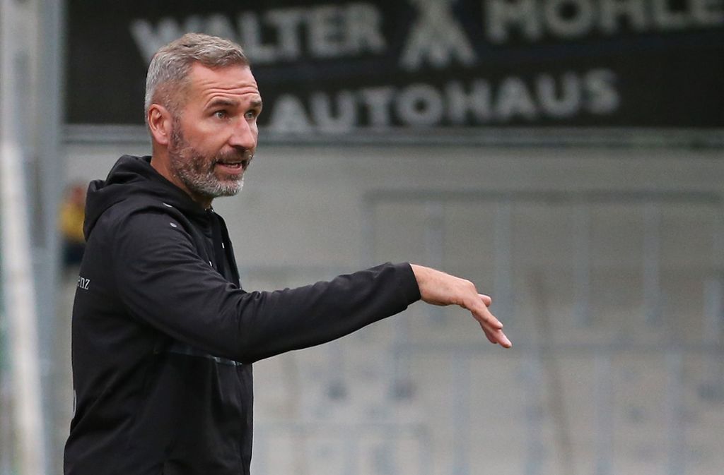 VfB-Trainer Tim Walter gestikuliert in typischer Manier an der Seitenlinie.