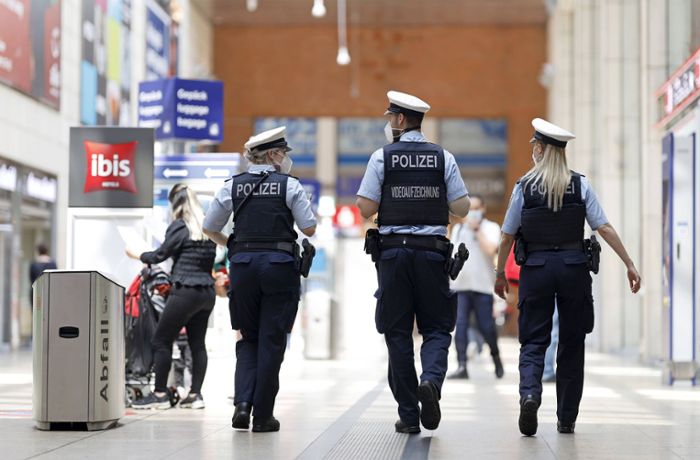 Stuttgarter Hauptbahnhof: Urinierender Mann beleidigt Polizisten
