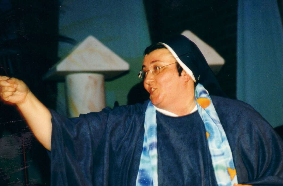 Schwester Teresa bei einem ihrer Musicals. Sie hat neun Musicals komponiert und aufgeführt und wurde von der Presse als „die deutsche Antwort auf Sister Act“ bezeichnet.