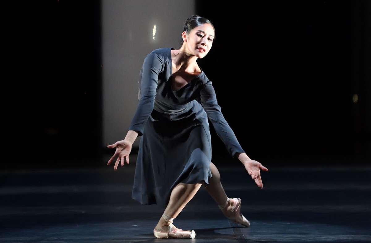 Die Zusammenarbeit mit dem Choreografen Martin Schläpfer faszinierte Hyo-Jung Kang so sehr, dass sie mehr davon will. Unser Foto zeigt sie in Schläpfers erstem Stuttgarter Ballett „Taiyo to Tsuki“.