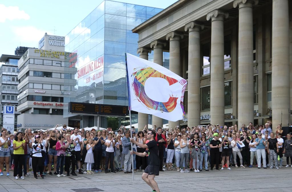 Der Chef der Theaterhauskompanie Gauthier Dance hat zum Flashmob geladen ...