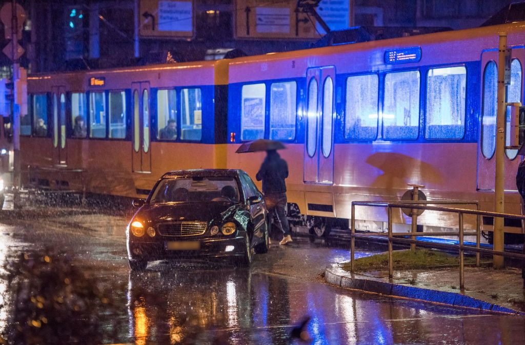 Er wollte mit seinem Mercedes an der Kreuzung der Olgastraße mit der Charlottenstraße wenden. Dabei stieß sein Wagen mit der Stadtbahn zusammen.