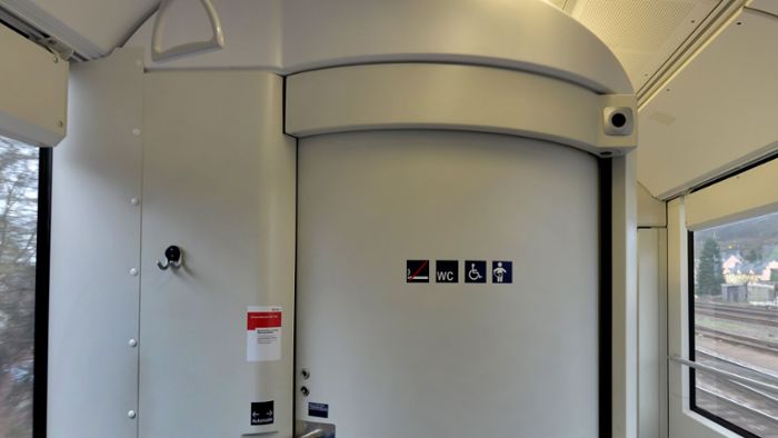 Mann uriniert in Zug und verletzt Reisenden