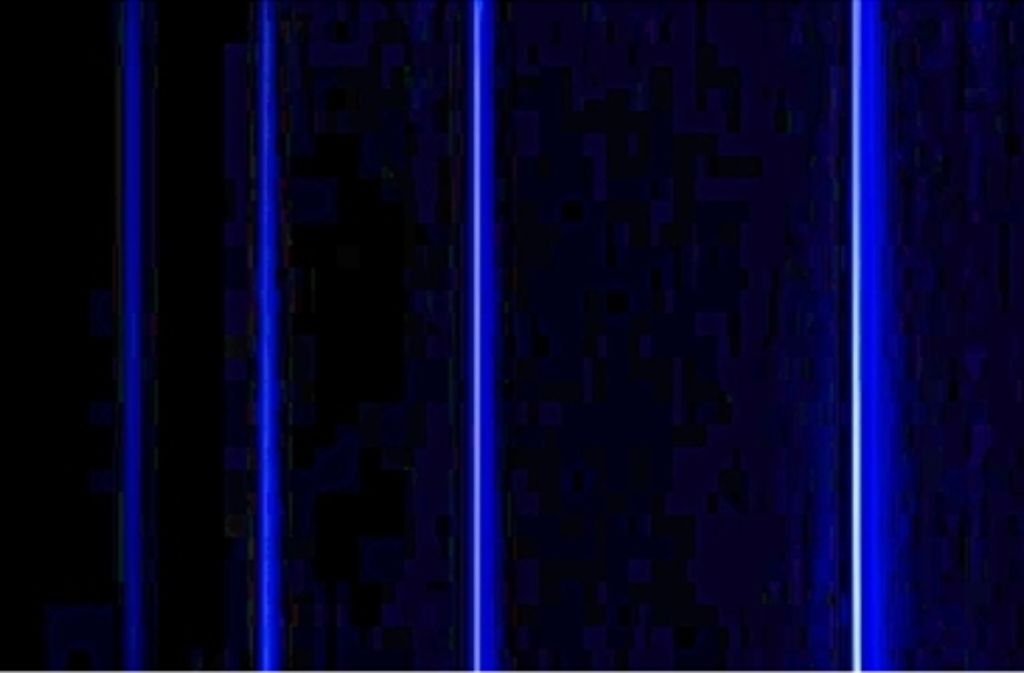 Das Bild zeigt vier der sechs sichtbaren Linien im Spektrum des Wasserstoffatoms. Jede steht für einen bestimmten Quantensprung, also dem Wechsel eines Elektrons auf eine andere Umlaubahn um den Atomkern. Mit dem Atommodell von Niels Bohr ließen sich ihre Wellenlängen berechnen. Foto: Jan Homann