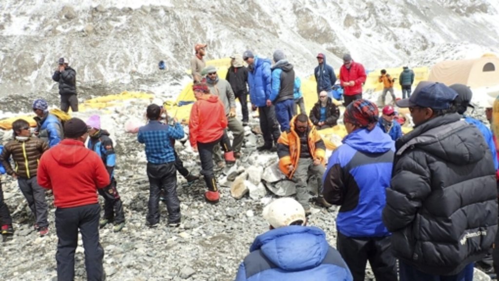  Dem deutschen Bergsteiger Ralf Dujmovits gehe es laut einer Sprecherin seines Büros in Bühl gut. Dujmovits war mit einer Expedition am 5. April zum Mount Everest aufgebrochen. 