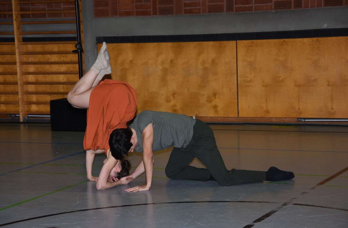 Auch dies ist Ballett oder moderner Tanz: Aydo und Angelo geben dem Dino-Baby Futter.