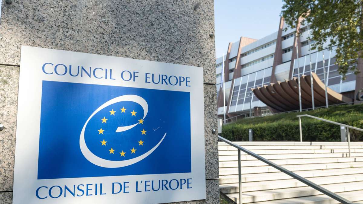  Der Europarat hat wegen der anhaltenden Inhaftierung des türkischen Kulturförderers Osman Kavala ein Strafverfahren gegen die Türkei eingeleitet. Die Hintergründe. 