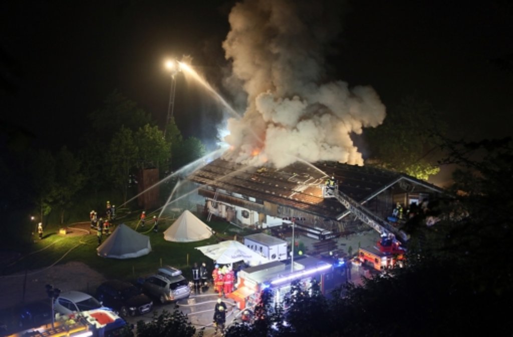 In einem Gästehaus in Oberbayern ist ein Brand ausgebrochen. 41 Menschen konnten gerettet werden, sechs Männer kamen ums Leben.