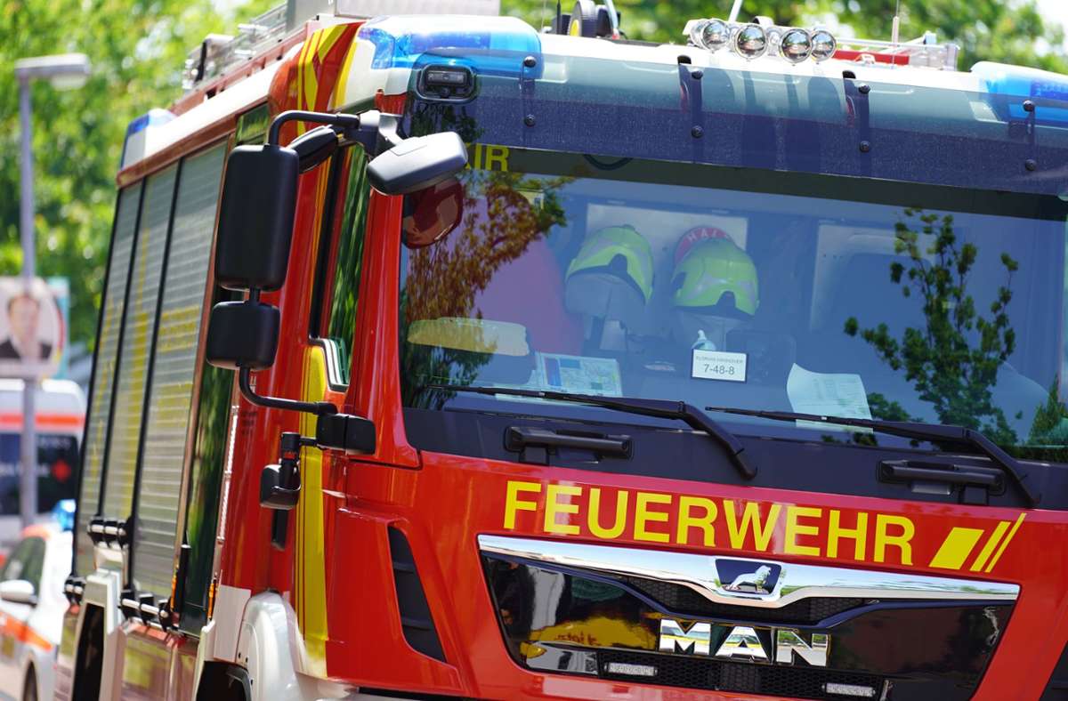 Am Montagmorgen musste die Stuttgarter Feuerwehr ausrücken, um ein brennendes Auto zu löschen (Symbolfoto). Foto: imago images/Die Videomanufaktur/Martin Dziadek