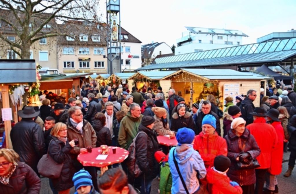 Auf dem Weihnachtsmarkt in Stuttgart-Weilimdorf ging es mitunter eng zu. Auch in Stammheim, Hausen, Rot, Zazenhausen und Botnang konnte am Samstag vorweihnachtliche Atmosphäre geschnuppert werden.
