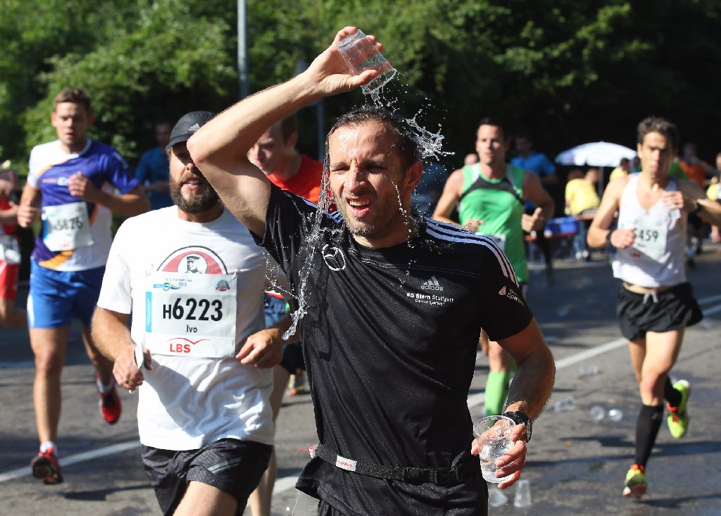 Beim 22. Stuttgart-Lauf trotzen die etwa 19.000 Läufer der Sonne und den warmen Temperaturen.