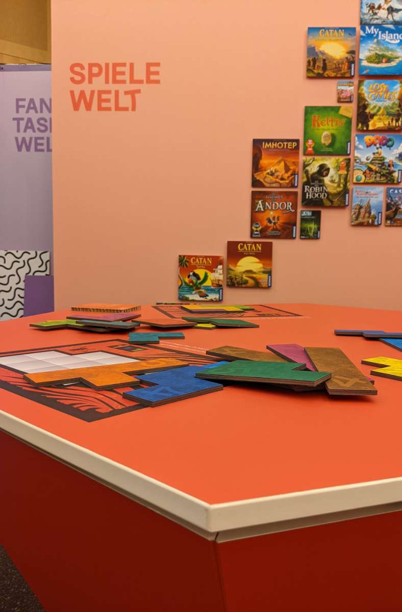 Mit großen farbigen Vielecken lassen sich in der Ausstellung im Spiel „Ubongo“ vorgegebene Flächen erpuzzeln.