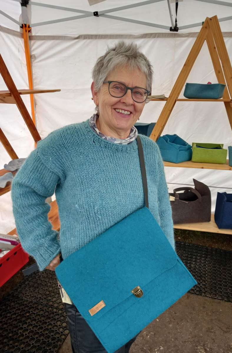 Susanne Dittbrenner mit selbst gefertigten Filztaschen