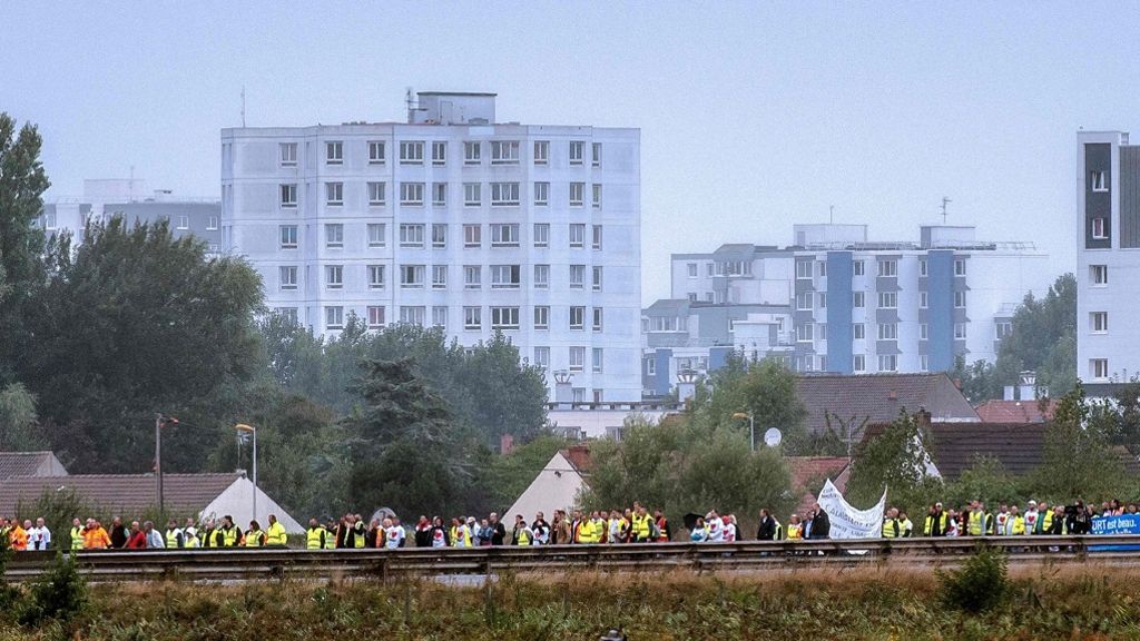 Autobahn bei Calais blockiert: Demonstranten fordern Räumung des „Dschungels“