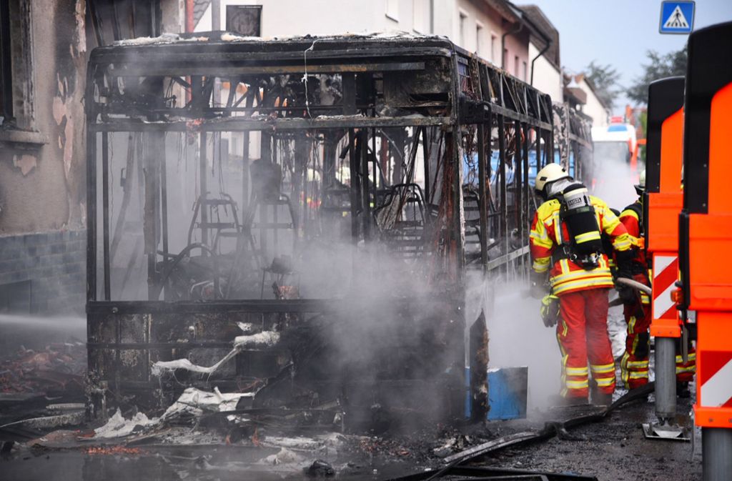 Ein Linienbus und ein Wohnhaus sind in St. Leon-Rot (Rhein-Neckar-Kreis) von Flammen komplett zerstört worden.