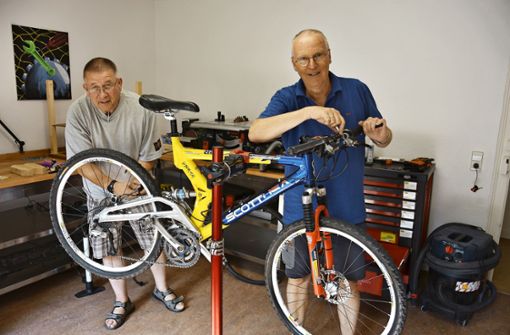 Rolf Grillpazer (links) und Rainer Mulfinger machen auch Fahrräder wieder flott. Foto:  