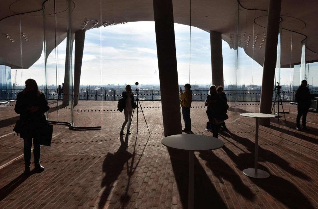 Zwei Monate vor der Eröffnung des Konzerthauses wurde am Freitag die öffentliche Plaza der Elbphilharmonie - die Aussichtsplattform zwischen dem historischen Kaispeicher und dem gläsernen Neubau - eingeweiht.