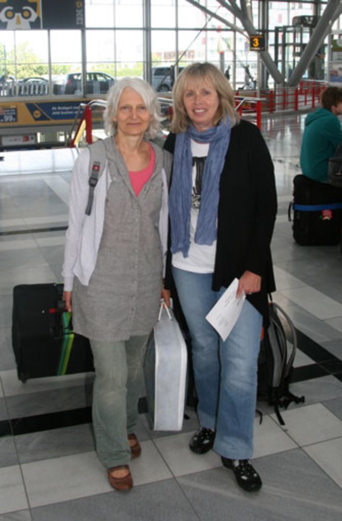 Christa (links) und Antonie sind heute morgen vom Bodensee zum Stuttgarter Flughafen gekommen, um nach Neapel zu fliegen. Dort wollen sie eine Woche am Strand entspannen und Schnorcheln. Auch die Kultur darf nicht zu kurz kommen, deswegen haben die beiden einen Ausflug zur Ruinenstätte Paestum geplant.