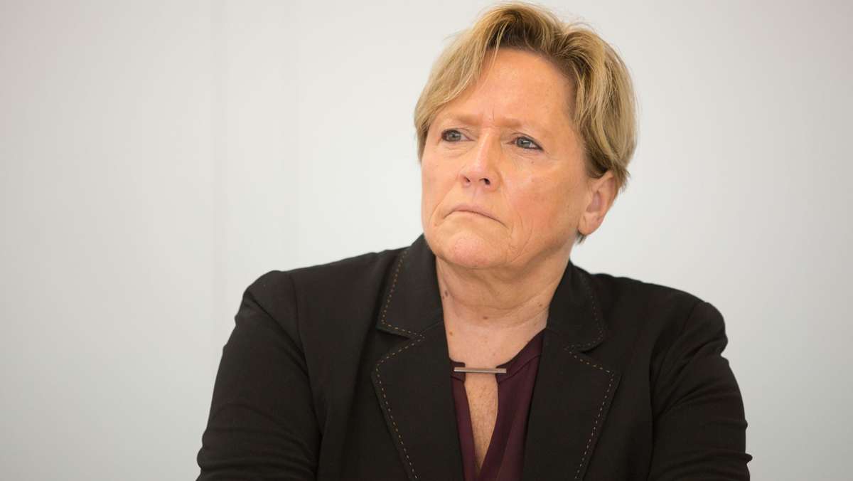 Nach TV-Auftritt bei „hart aber fair“: Kultusministerin Susanne Eisenmann drückt die Schulbank