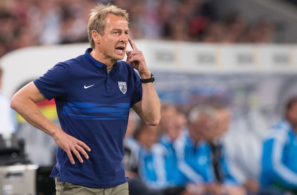 Jürgen Klinsmann trainiert aktuell die Nationalmannschaft der USA. Seine erfolgreiche Spielerkarriere begann er 1984 beim VfB Stuttgart, wo er bis 1989 blieb.