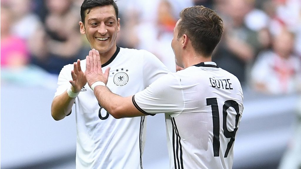 Mario Götze und Mesut Özil haben bei der EM bisher enttäuscht. Trotzdem setzt der Bundestrainer Joachim Löw weiter auf sie – an diesem Dienstag sollen die Filigrantechniker im letzten Gruppenspiel den nordirischen Abwehrriegel knacken. 