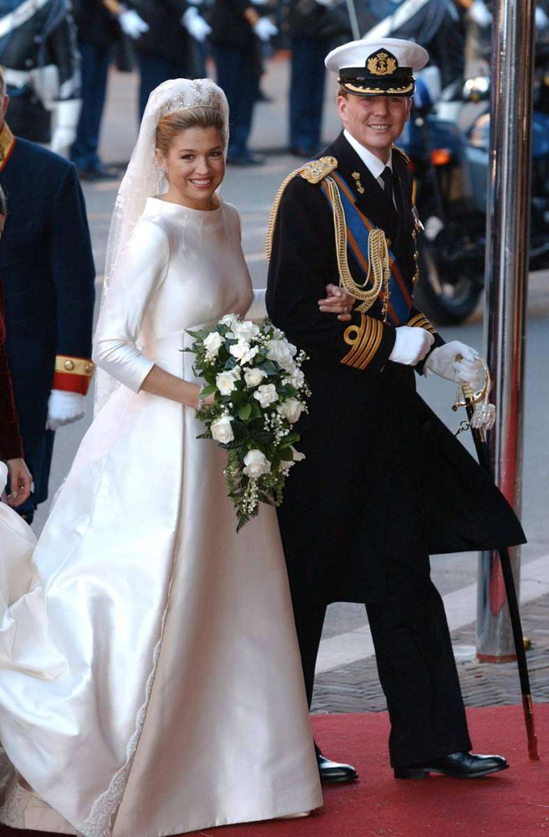 Die Braut trägt ein Traumkleid von Valentino: Eine superschlichte, cremefarbene Robe mit originellem Stehkrägelchen.
