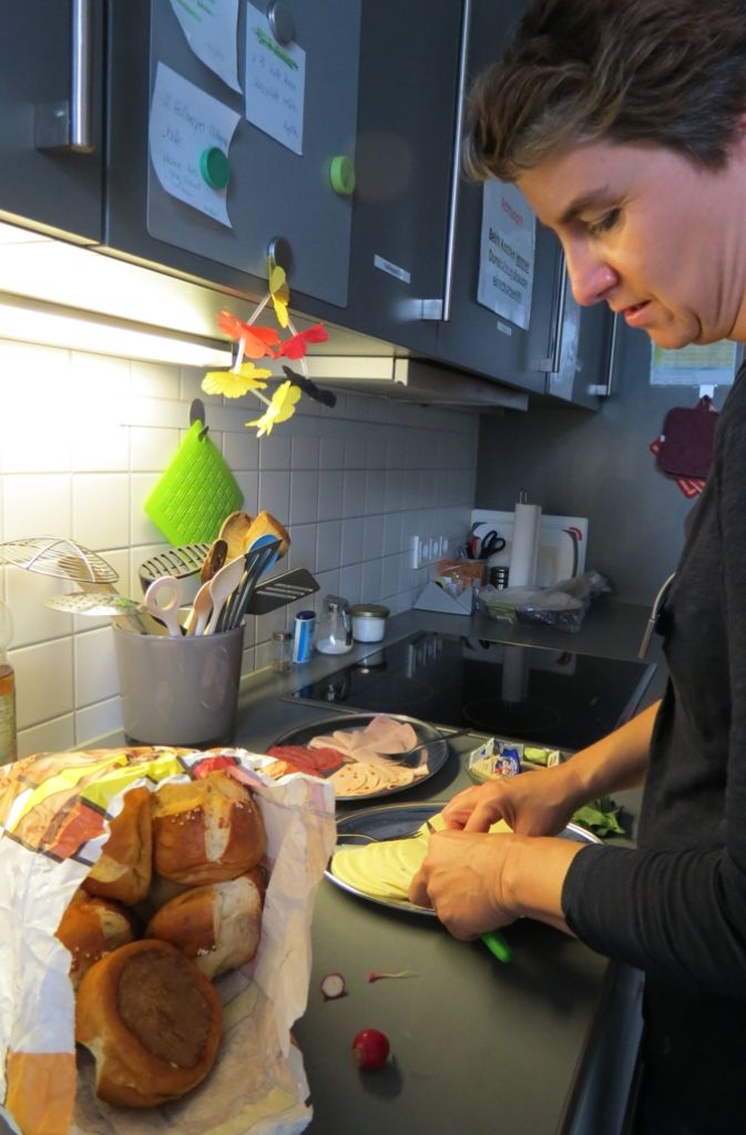 Ulrike Geiger bereitet das Frühstück liebevoll vor. Das Auge isst mit, gerade bei Sterbenskranken.