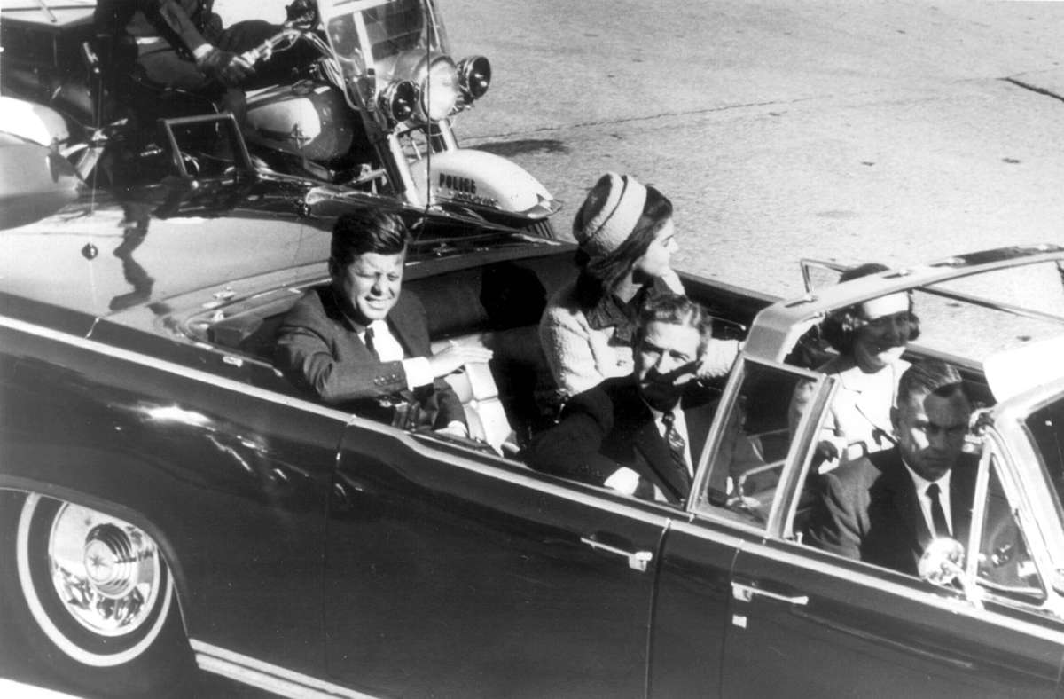 Der damalige US-Präsident John F. Kennedy in der offenen Limousine, in der ihn zwei Schüsse trafen. Einer oder mehrere Täter? Noch sind nicht alle Akten zum Fall freigegeben. Foto: imago/United Archives International/imago stock&people