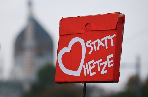Unter dem Motto „Herz statt Hetze“ stellte sich in Dresden ein überparteiliches Bündnis der Pegida entgegen. Das Motto könnte auch für den Umgang im Internet gelten. Foto: dpa