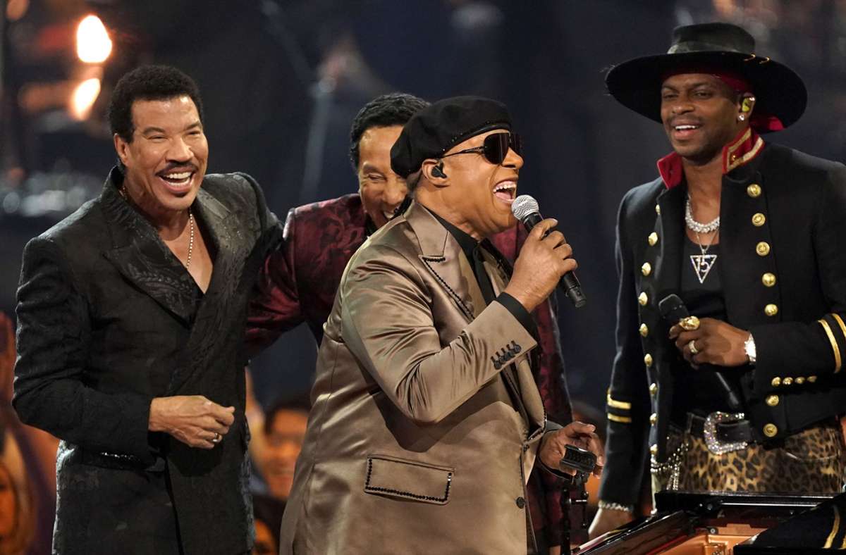 Icon-Preisträger Lionel Richie, Smokey Robinson, Stevie Wonder und Jimmie Allen (links nach rechts) singen „We Are the World“ bei den American Music Awards.