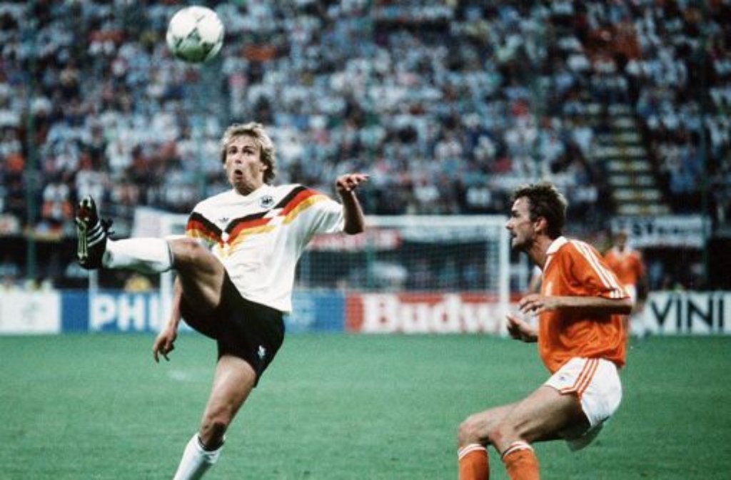 ... der WM 1990 in Italien entwickelte sich erneut ein aufregender Kick zwischen Deutschland und den Niederlanden. Der fantastisch kämpfende und aufspielende Jürgen Klinsmann (links) besorgte im Achtelfinale in Mailand das 1:0 in der 50. Minute und in der 84. Minute traf Andy Brehme zum 2:0 - zu diesem...