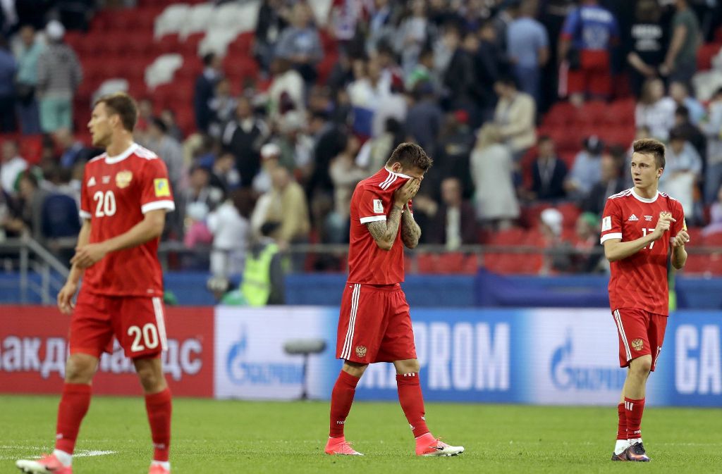 Die russischen Spieler stehen nach dem Aus beim Confed-Cup enttäuscht auf dem Rasen. Foto: AP