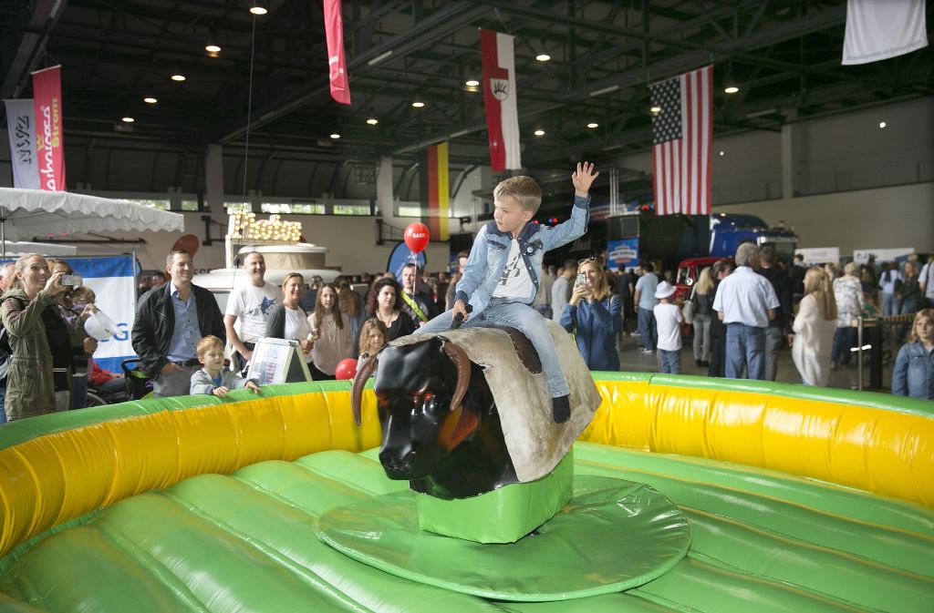 Das Bull-Riding auf dem elektrischen Bullen lockt vor allem die jüngeren Besucher.