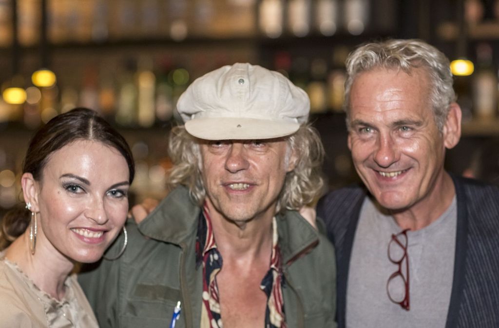 Bob Geldof (Mitte) mit DJane Alegra Cole und Jazzopen-Veranstalter Jürgen Schlensog.