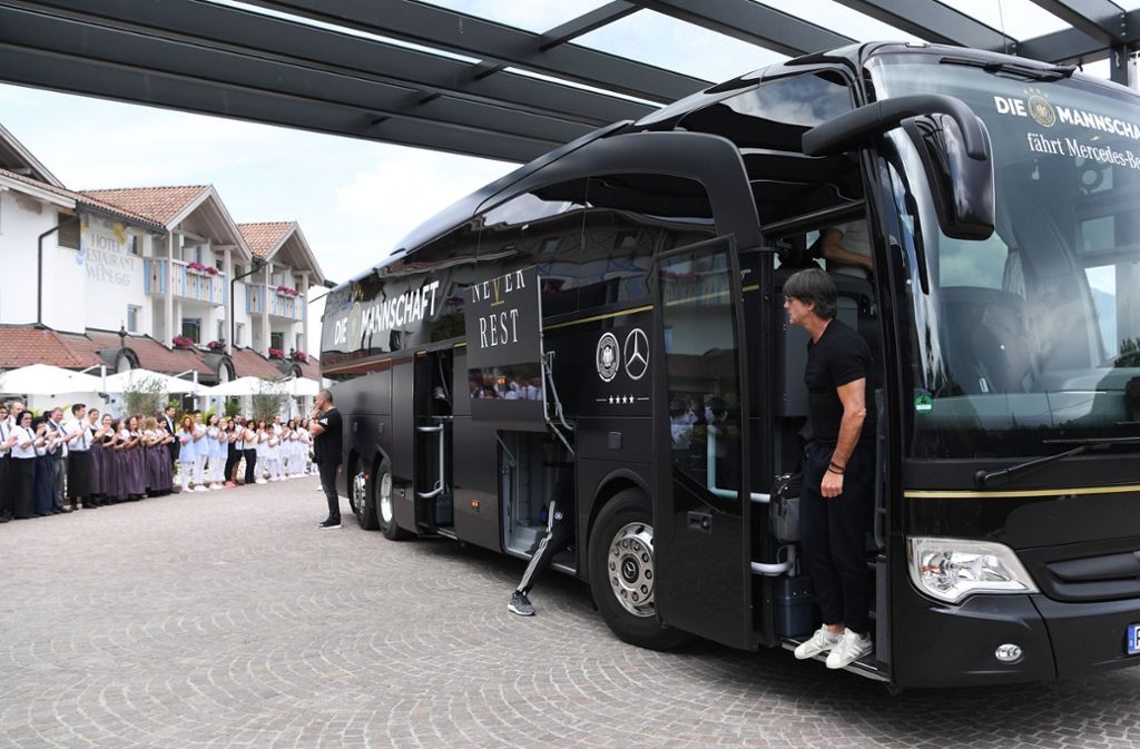 Der Mannschaftsbus kommt am Hotel an. Joachim Löw schaut sich erst einmal um.