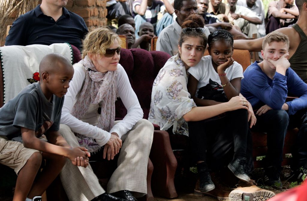 Vier Kinder hat sie bereits: zwei adoptierte und zwei leibliche. Auf dem Foto links neben Madonna sitzt ihr Adoptivsohn David (12), rechts neben ihr die leibliche Tochter Lourdes (21) sowie die Adoptivtochter Mercy (12). Rechts daneben: Madonnas leiblicher Sohn Rocco (16). Das Foto stammt aus dem Jahr 2013.