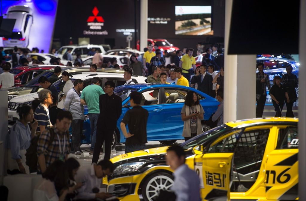 Besucher der China Auto 2016 bewundern die Ausstellungswagen.