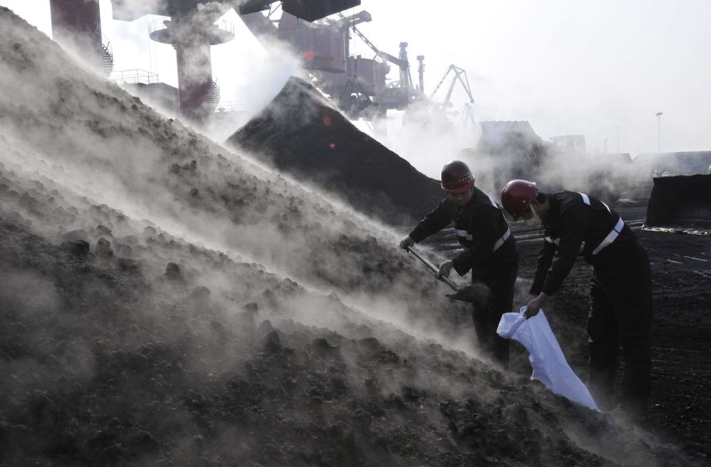 14. Februar 2005: In einem chinesischen Steinkohlebergwerk sterben bei einer Schlagwetterexplosion in 242 Meter Tiefe 210 Bergleute. Berichten zufolge ereignete sich die Explosion zehn Minuten nach einem Erdbeben. Es ist das schwerste Grubenunglück in China in den letzten 60 Jahren.