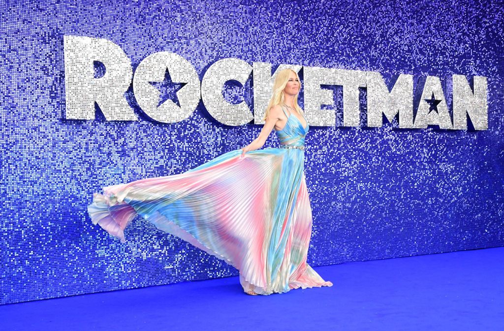 Claudia Schiffer begeisterte bei der Premiere von „Rocketman“ in London mit einem bunten Regenbogenkleid.
