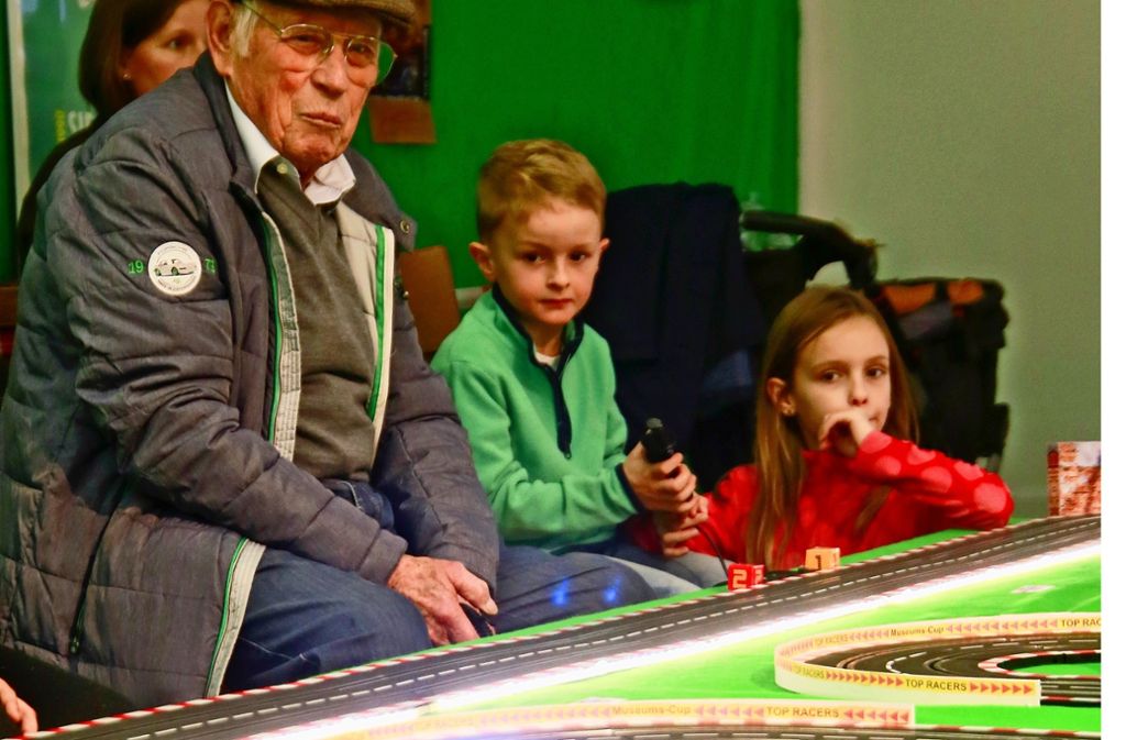 Ein Altersunterschied von 85 Jahren und doch die selbe Leidenschaft: Herbert Linge (90) und Lenni Keck (5) duellieren sich an der Carrera-Bahn.