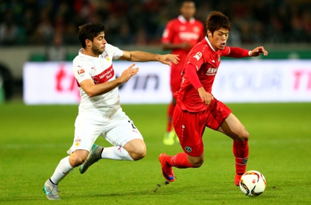 VfB-Spieler Emiliano Insuo (links) mit dem Hannoveraner Hiroshi Kiyotake.