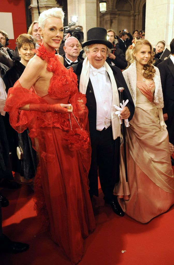 Dschungelkönigin und Stallone-Ex Brigitte Nielsen kam 2012 im roten Abendkleid zum Wiener Opernball.